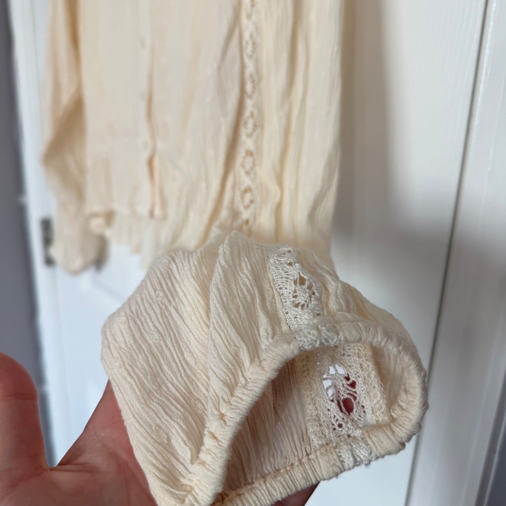 NWT American Eagle Cream Eyelet Lace Ruffle peasant Button Blouse Top L - Picture 4 of 5
